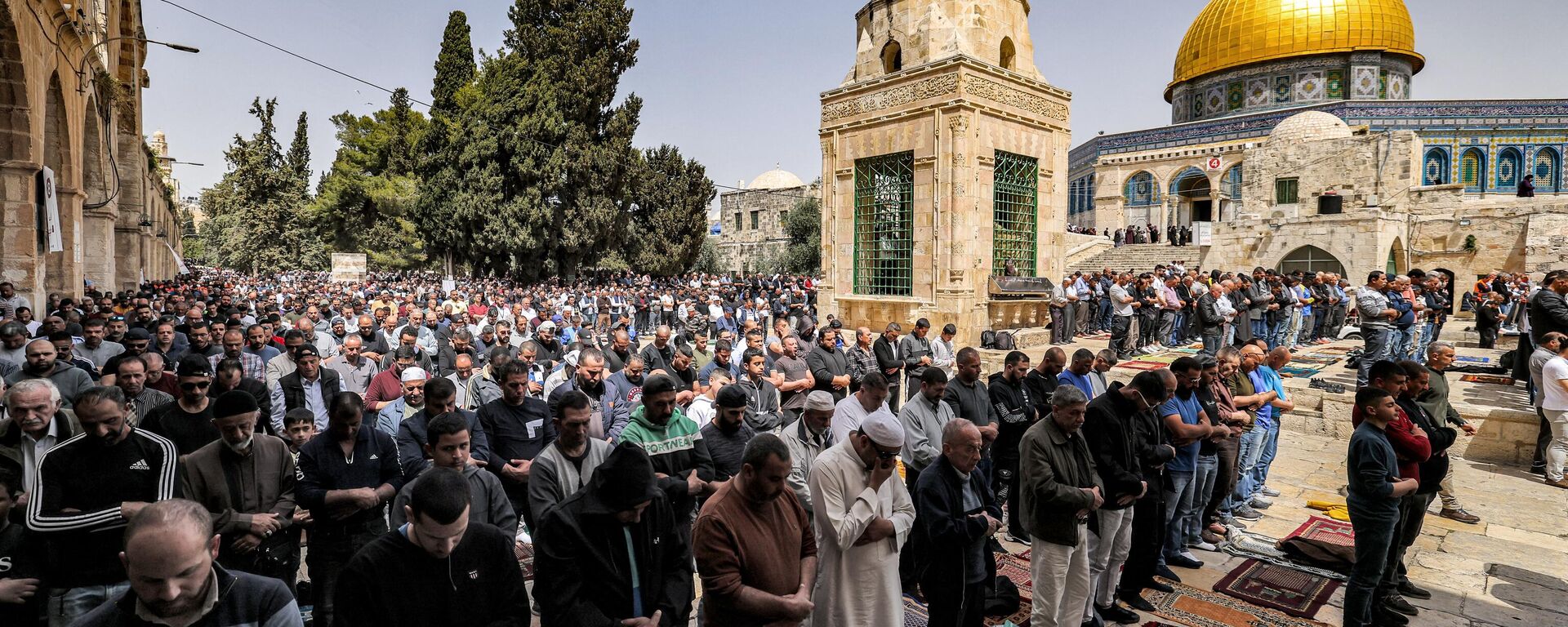 Muslim worshippers pray outside the Dome of the Rock shrine at al-Aqsa mosque compound in the Old City of Jerusalem on April 7, 2023 on the third Friday Noon prayer during the Muslim holy fasting month of Ramada - Sputnik International, 1920, 08.04.2023