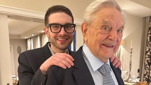 George Soros and his son Alexander - Sputnik International