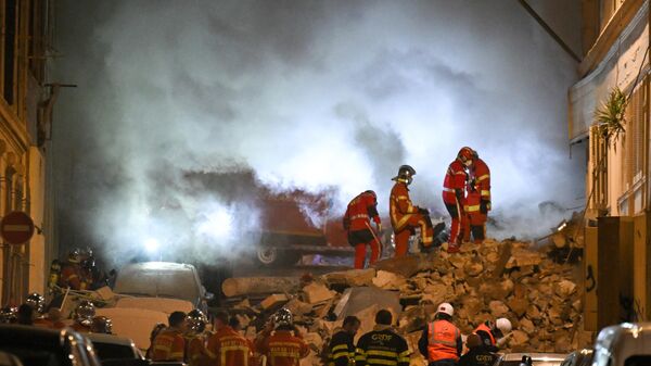 Rescue personnel work at the scene where a building collapsed in the southern French port city of Marseille early on April 9, 2023.  - Sputnik International