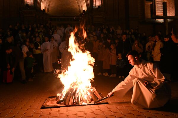 Bonfires are an important part of Easter service, symboling the undimmed light of Christ.  - Sputnik International
