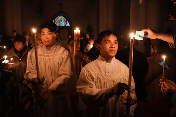 Priests at a festive Easter service at the Catholic Church of the Virgin Mary in Vladivostok. - Sputnik International