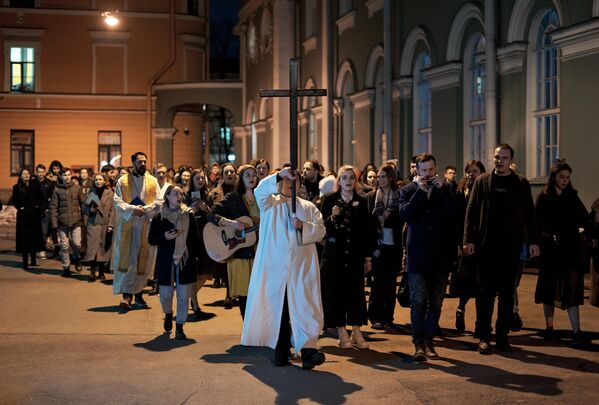 Procession at the Easter service around the Church of St. Anna Annenkirche in St. Petersburg. - Sputnik International