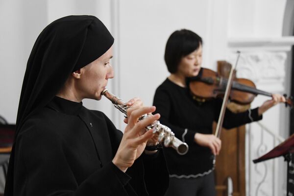 Music is also an important part of Easter service. - Sputnik International