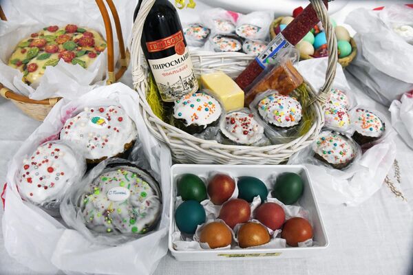 Easter cakes and eggs at the Catholic Church of the Virgin Mary in Vladivostok. - Sputnik International