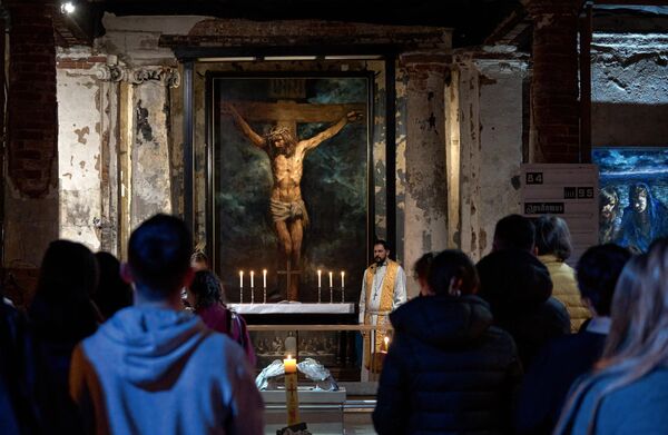 Believers at a festive Easter service at the Church of St. Anna Annenkirche in St. Petersburg. - Sputnik International