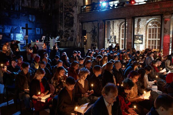 Believers hold Paschal candles at a festive Easter service at the Church of St. Anna Annenkirche in St. Petersburg. - Sputnik International