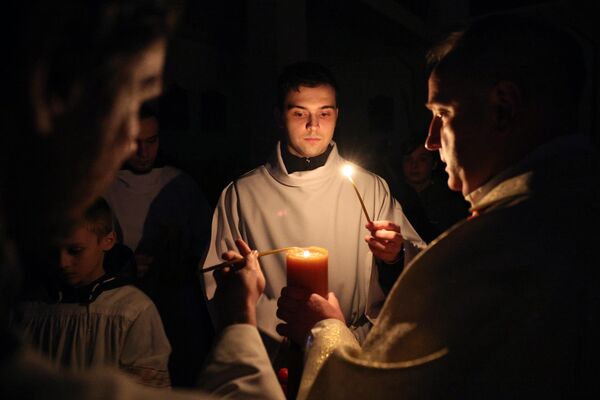A clergyman at an Easter service at the Roman Catholic parish of St. Adalbert in Kaliningrad. - Sputnik International