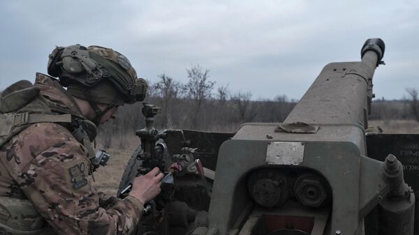 A Ukrainian serviceman prepares a D-30 howitzer to fire toward Russian positions near Artemovsk, eastern Ukraine, on March 21, 2023 - Sputnik International