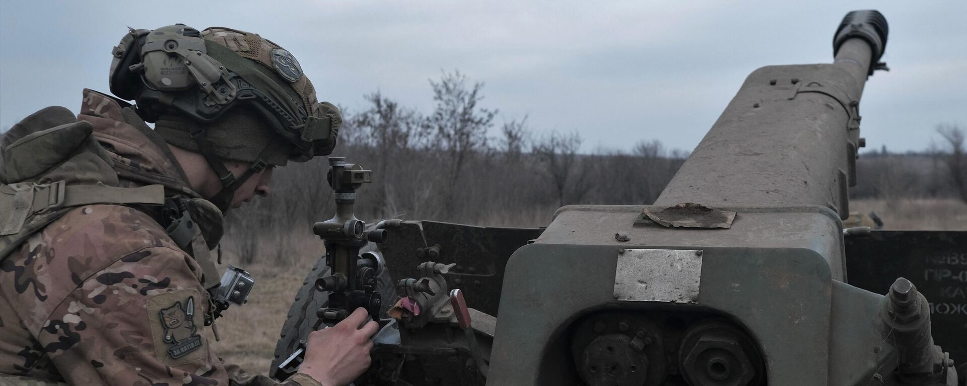 A Ukrainian serviceman prepares a D-30 howitzer to fire toward Russian positions near Artemovsk, eastern Ukraine, on March 21, 2023 - Sputnik International, 1920, 10.04.2023