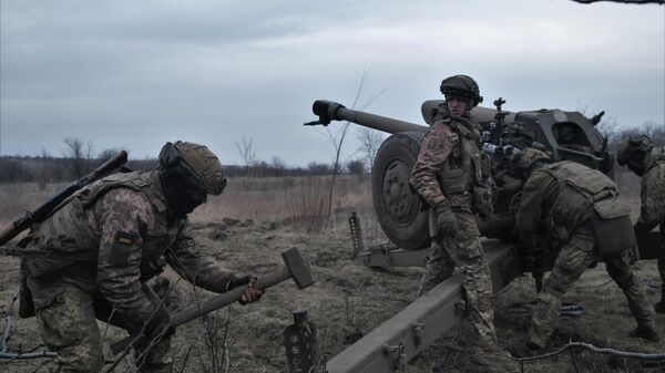 Ukrainian servicemen prepare a D-30 howitzer to fire toward Russian positions near Artemovsk, eastern Ukraine, on March 21, 2023 - Sputnik International