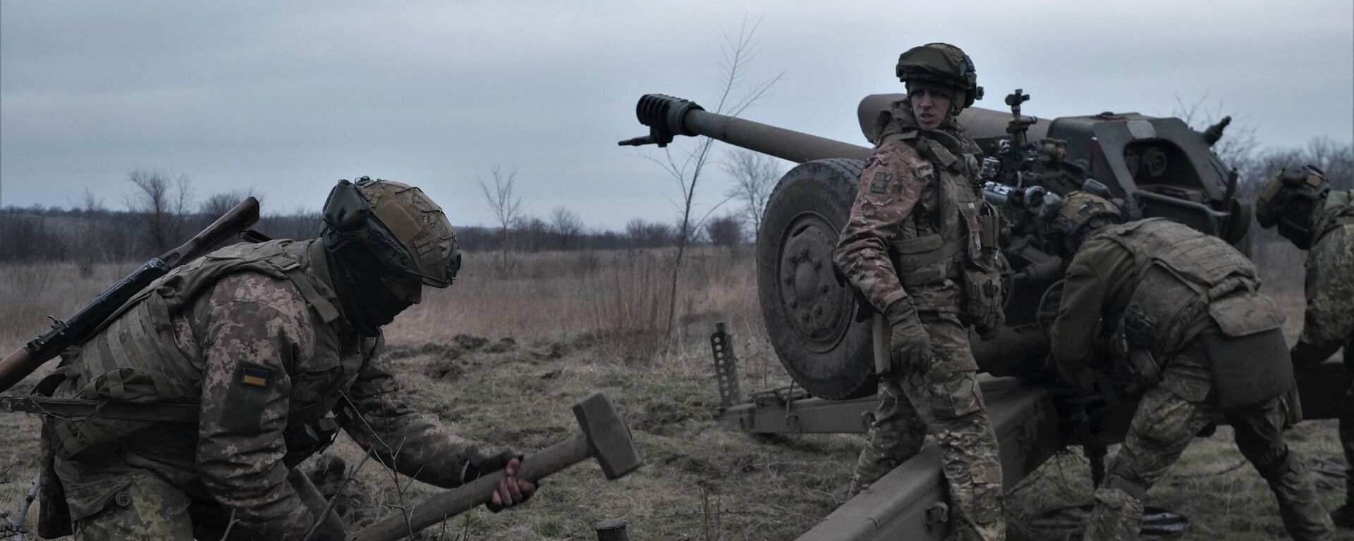 Ukrainian servicemen prepare a D-30 howitzer to fire toward Russian positions near Artemovsk, eastern Ukraine, on March 21, 2023 - Sputnik International, 1920, 13.04.2023