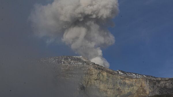The Nevado del Ruiz volcano spews a plume of fumes near Murillo, Colombia, Friday, April 7, 2023. - Sputnik International