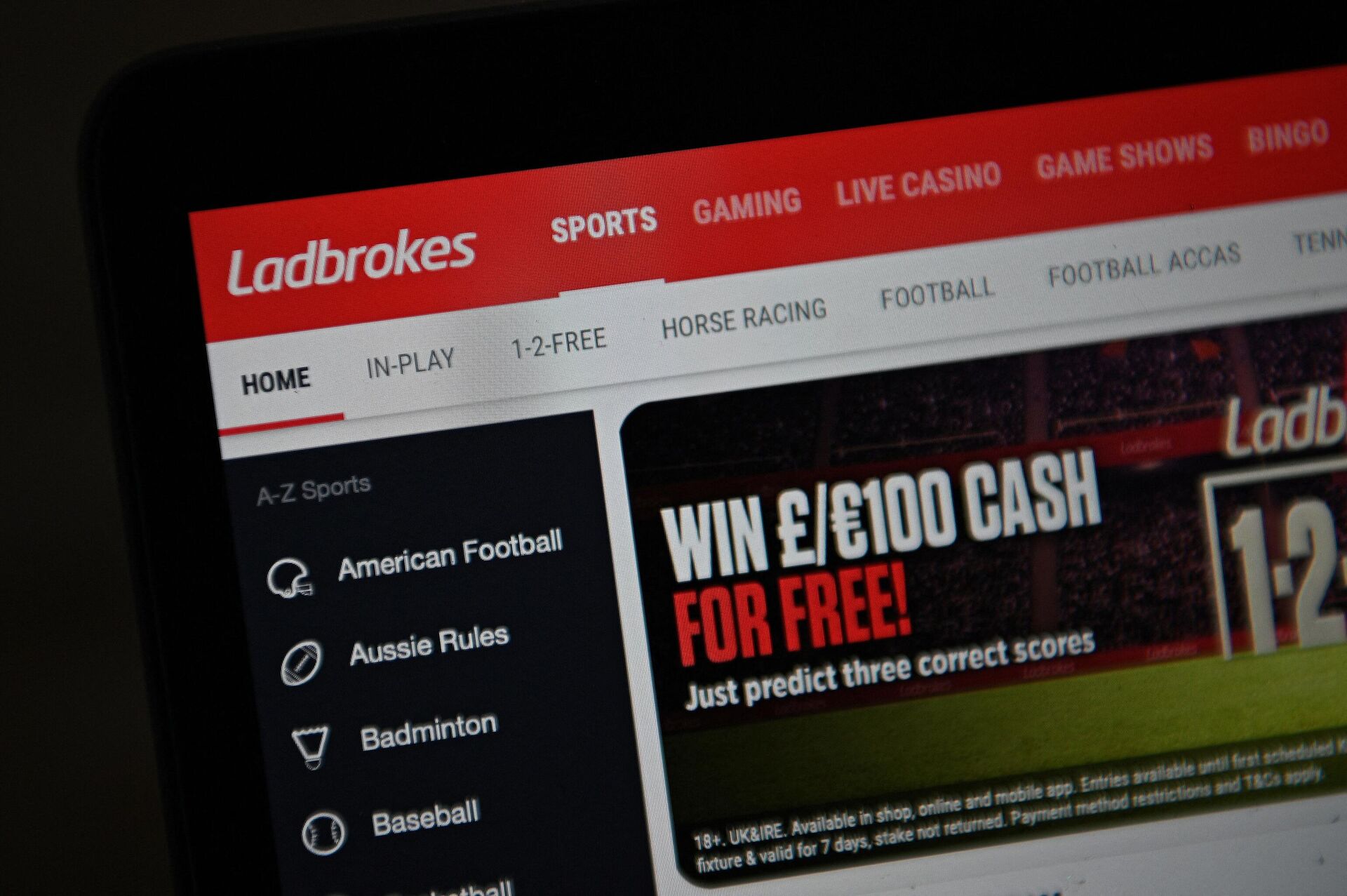 A photo illustration shows the website of Ladbrokes betting shop, owned by Entain, in London on September 22, 2021. - Sputnik International, 1920, 10.04.2023
