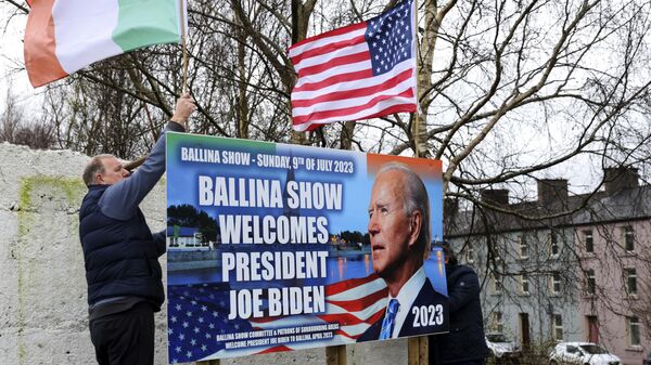 Ray Clarke, left, and Eddie Ruane put up flags in Ballina, a small Irish town that was home to some of President Joe Biden's ancestors - Sputnik International