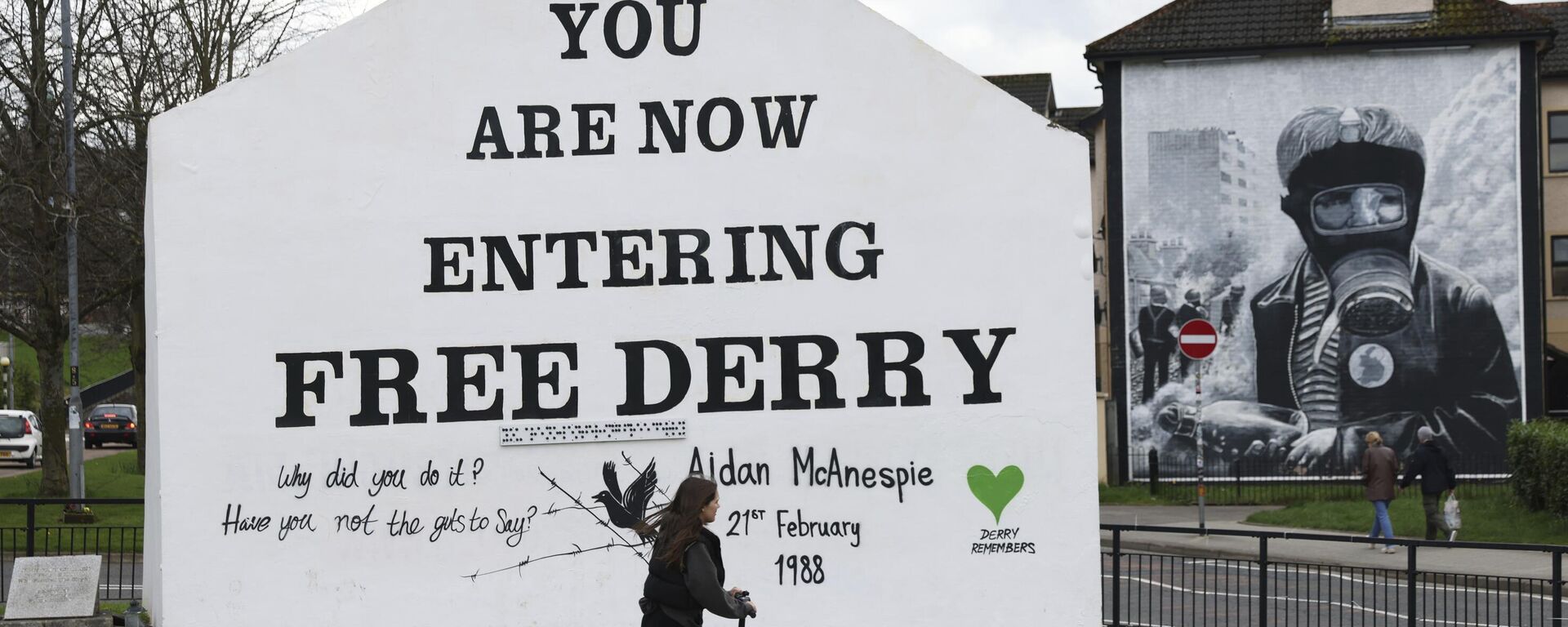 A woman passes Free Derry corner in Londonderry, Northern Ireland, Monday, April 3, 2023. It has been 25 years since the Good Friday Agreement largely ended a conflict in Northern Ireland that left 3,600 people dead. - Sputnik International, 1920, 10.04.2023