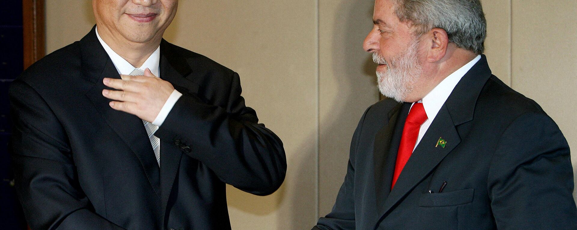 China's then-Vice-President Xi Jinping  (L) shakes hands with Brazilian President Luiz Inacio Lula da Silva, during a meeting in Brasilia, Brazil on February 19, 2009. - Sputnik International, 1920, 14.04.2023