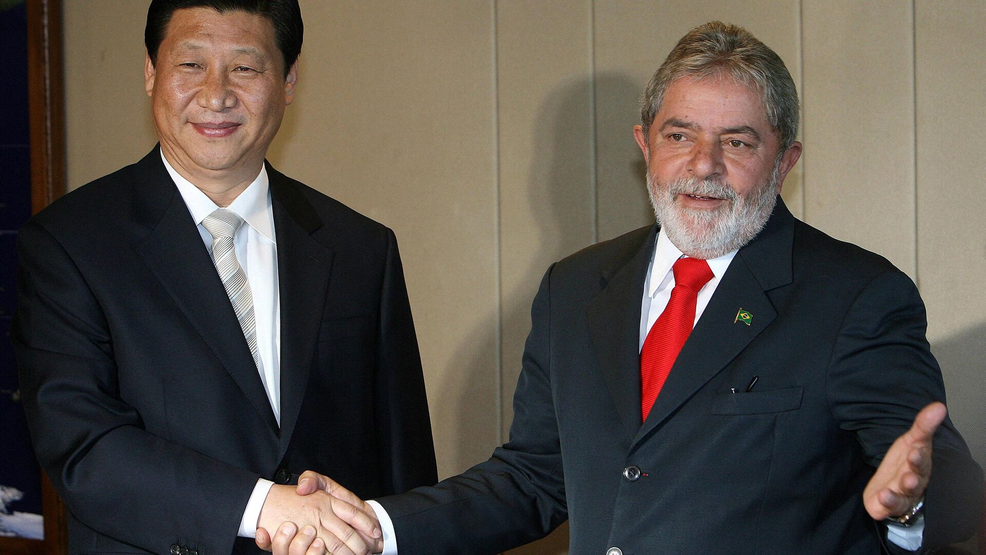 China's then-Vice-President Xi Jinping (L) shakes hands with Brazilian President Luiz Inacio Lula da Silva, during a meeting in Brasilia, Brazil on February 19, 2009. - Sputnik International, 1920, 11.04.2023