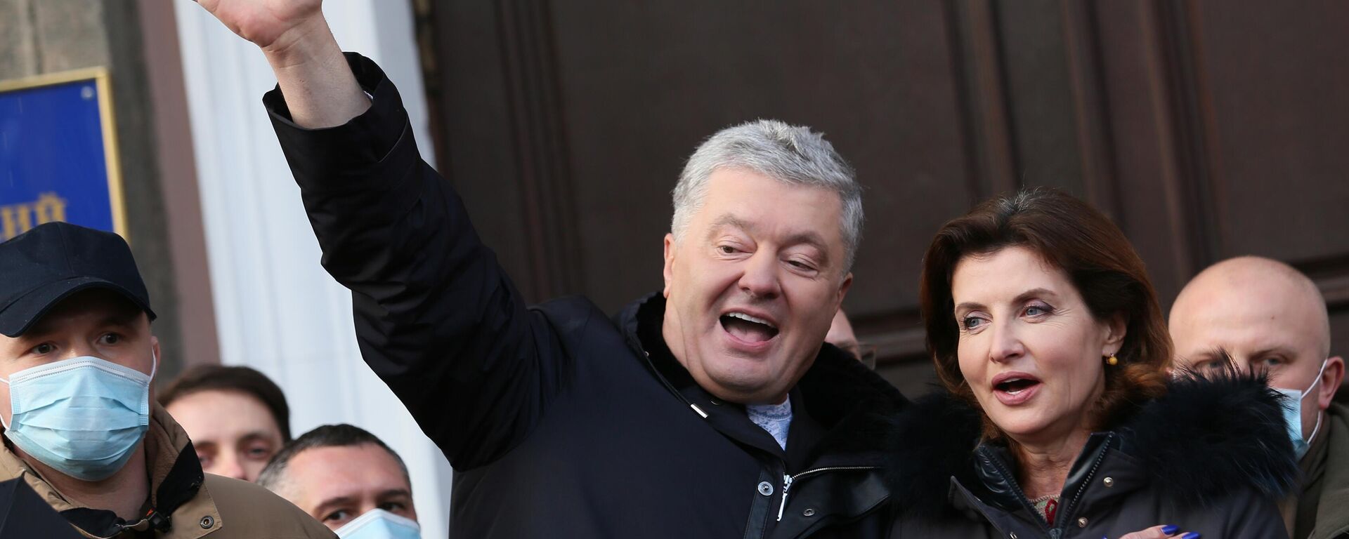 Petro Poroshenko and his wife Maryna outside a court, where the former president fought charges of high treason over a scheme involving the supply of coal from the Donbass. January 2022. - Sputnik International, 1920, 11.04.2023