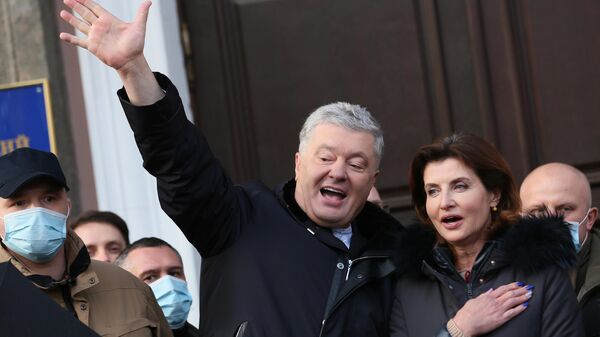 Petro Poroshenko and his wife Maryna outside a court, where the former president fought charges of high treason over a scheme involving the supply of coal from the Donbass. January 2022. - Sputnik International