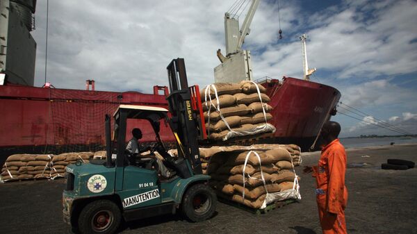 Workers load cocoa beans for shipment at the port in Abidjan, Ivory Coast, Tuesday, May 10, 2011.  - Sputnik International