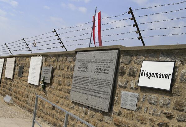 Formerly electrified barbed wires are seen on the walls of the World War II concentration camp of Mauthausen. - Sputnik International