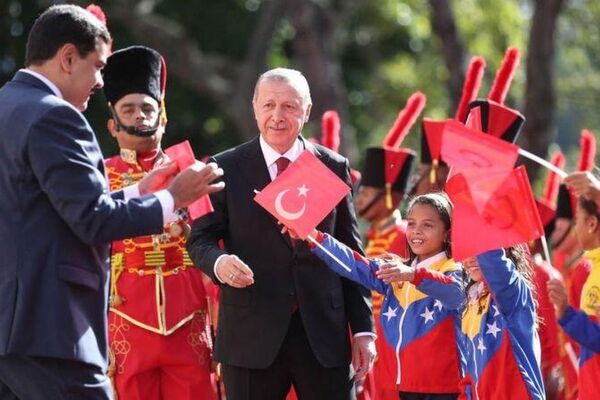 Turkish President Recep Tayyip Erdogan (C) is greeted in Caracas, Venezuela, in 2019.  - Sputnik International