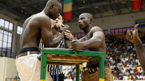 Arm wrestlers compete at the International Arm Wrestling Championship in Bamako on May 29, 2016 - Sputnik International