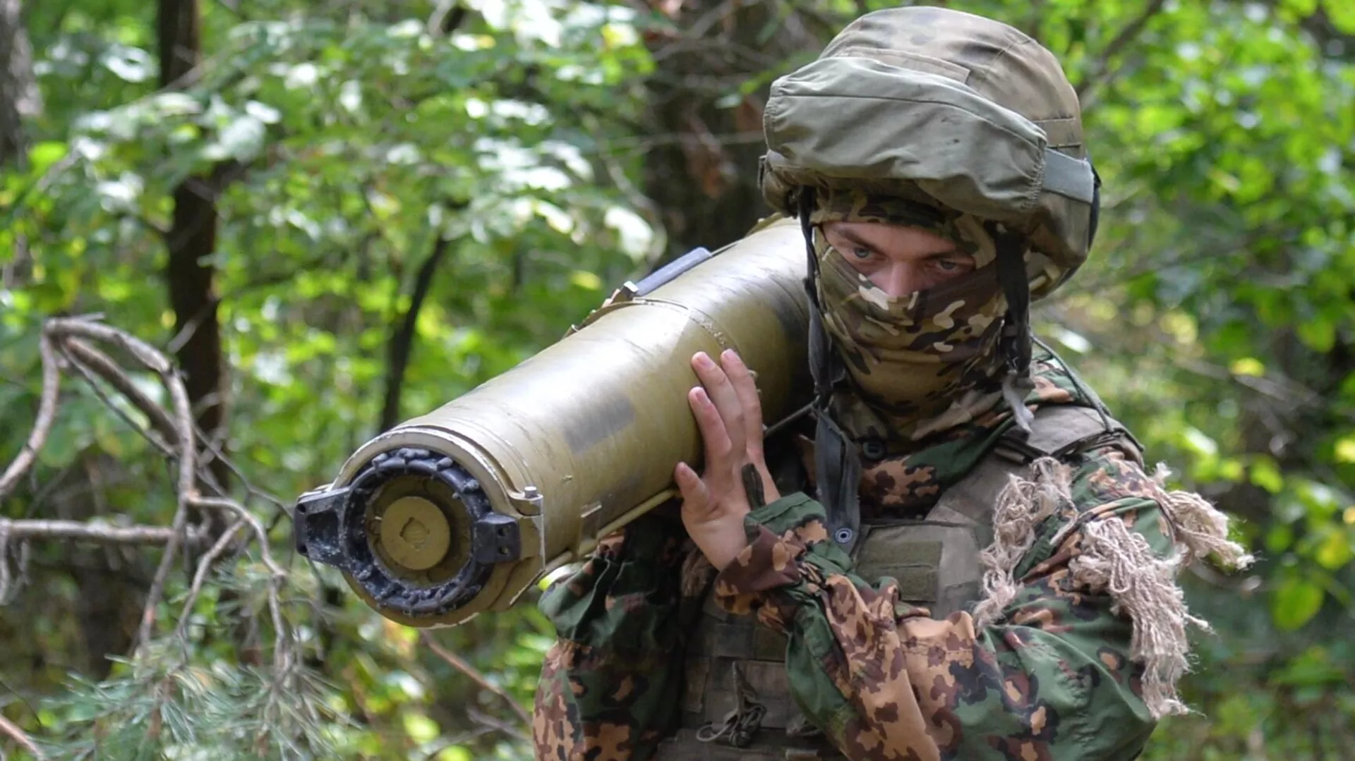 Russian soldier carries a Kornet anti-tank system in Kharkov region, August 2022. - Sputnik International, 1920, 09.06.2023