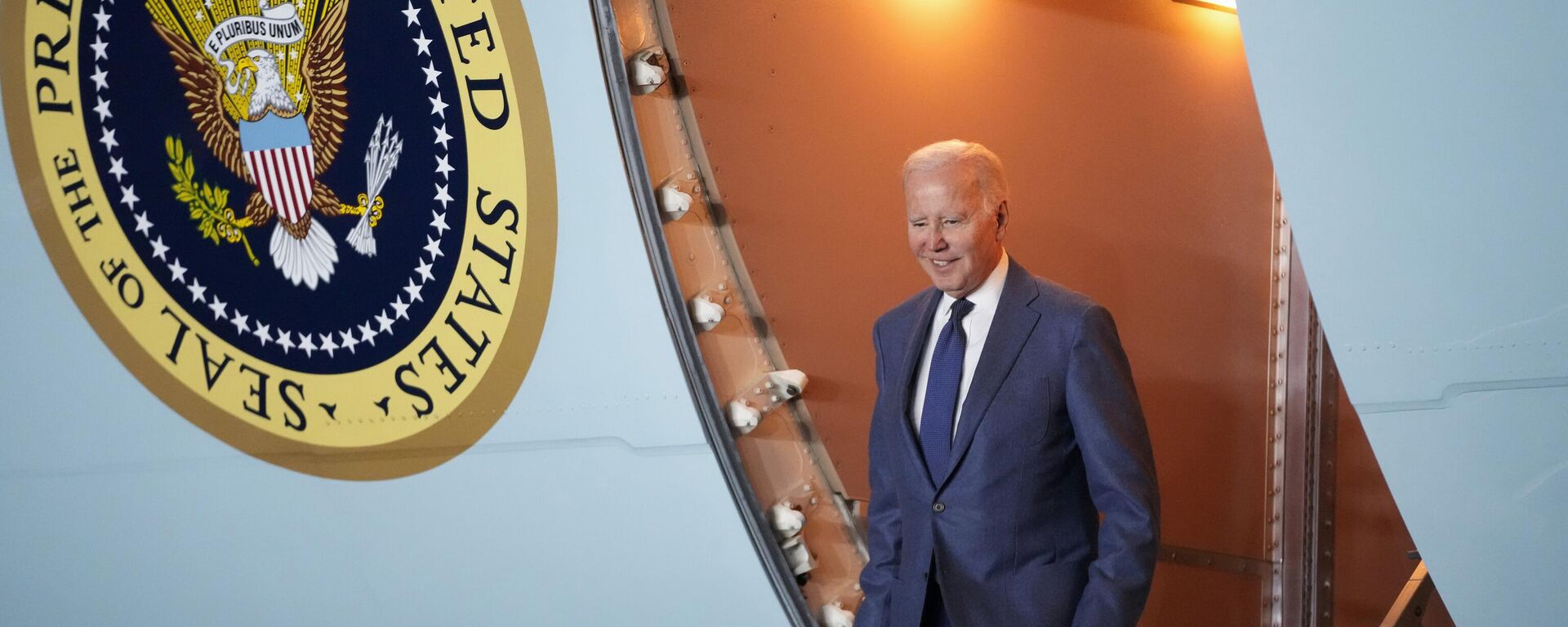 President Joe Biden steps off Air Force One at Belfast International Airport in Belfast, Northern Ireland, Tuesday, April 11, 2023. Biden is visiting the United Kingdom and Ireland in part to help celebrate the 25th anniversary of the Good Friday Agreement. - Sputnik International, 1920, 11.04.2023