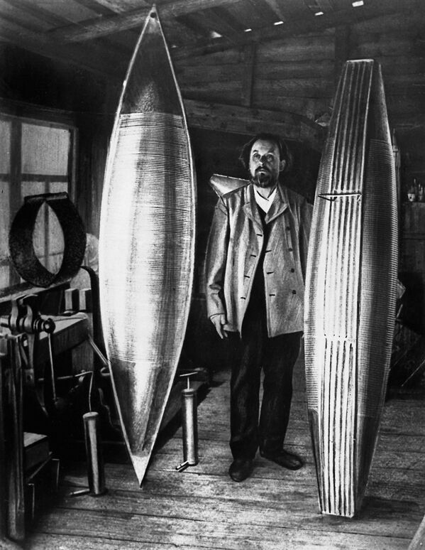 Konstantin Eduardovich Tsiolkovsky (1857-1935), Soviet scientist, founder of the theory of interplanetary communications, author of major discoveries in rocket engineering, in his workshop. - Sputnik International