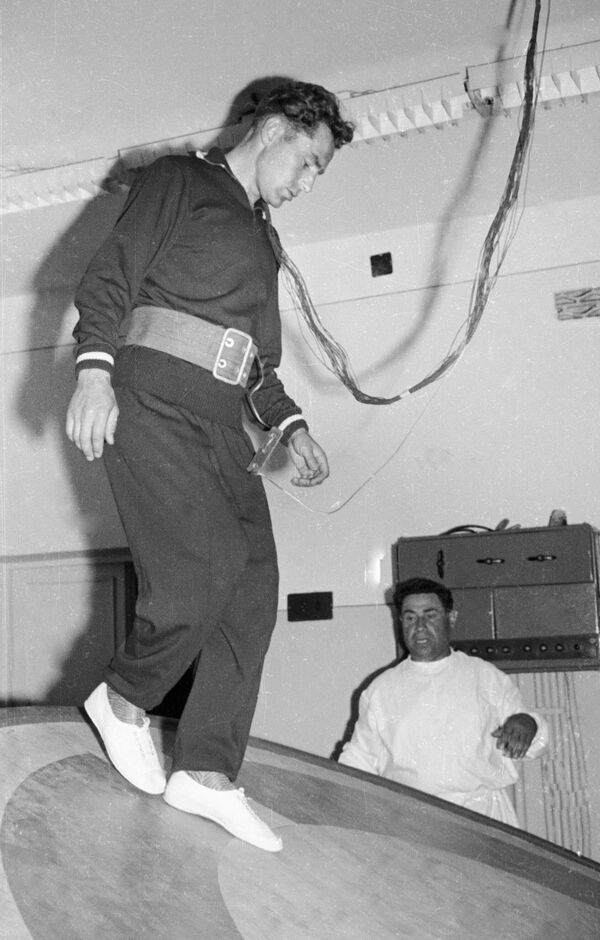 German Titov, a Soviet cosmonaut who became the second human to orbit the Earth, during preparation for space flight. Training on a vibrating table. - Sputnik International