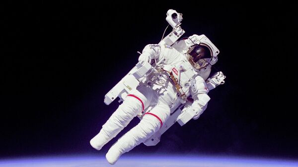 Астронавт Брюс Маккэндлесс совершает выход в открытый космос с использованием MMU  - Sputnik International