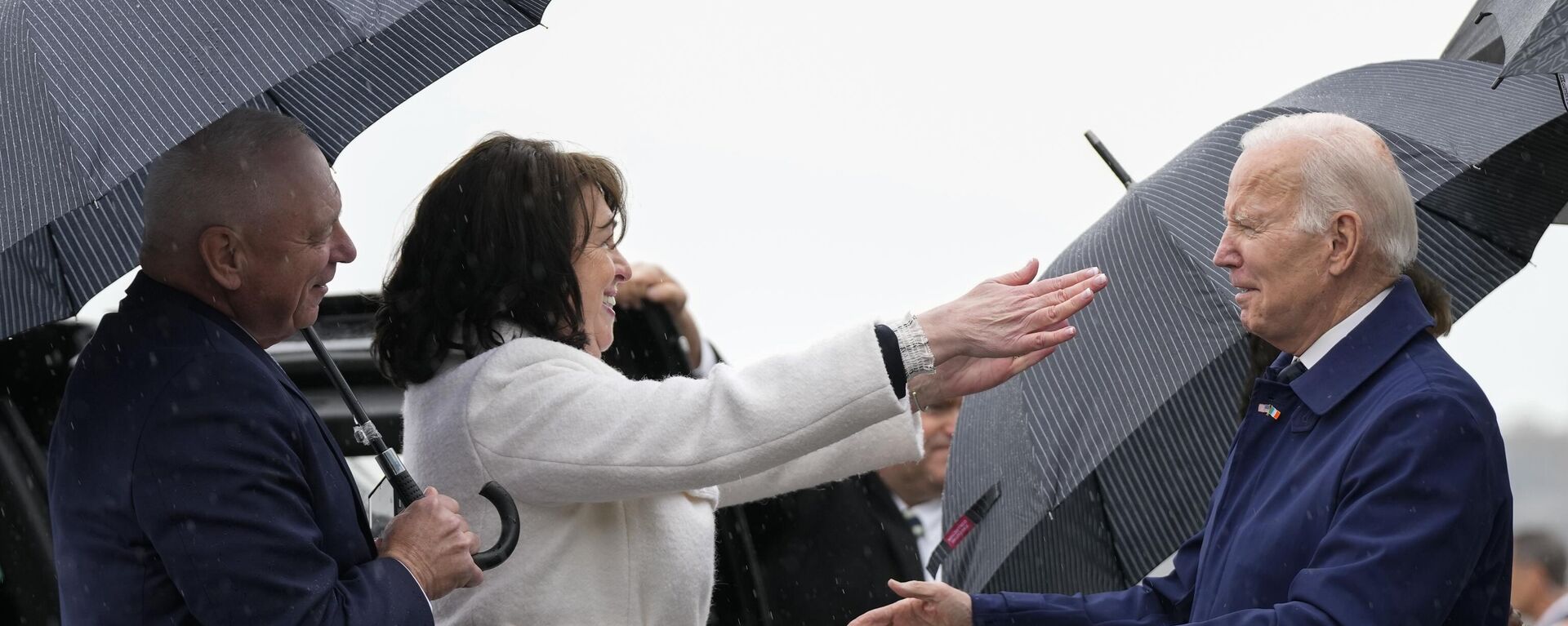 President Joe Biden greets US Ambassador to Ireland Claire Cronin and her spouse Ray, left, as he arrives at Dublin International Airport in the Irish capital. - Sputnik International, 1920, 13.04.2023