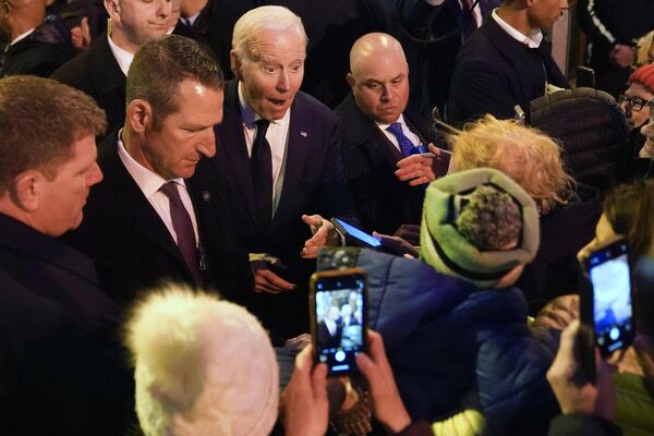 In his Dundalk speech, Biden said his ancestors left Ireland around the same time as former US President Barack Obama&#x27;s great-great-grandfather Falmouth Kearney, who was originally from Manigalla in County Offaly.Above: President Joe Biden reacts to seeing a child in the crowd as he leaves after speaking at the Windsor Bar and Restaurant in Dundalk, Ireland. - Sputnik International