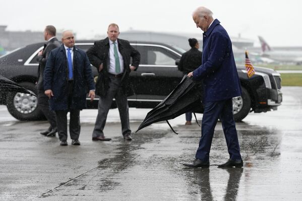 Biden was given a tour of Carlingford Castle and was accompanied by Irish Deputy Prime Minister Michael Martin.Above: President Joe Biden opens his umbrella as he arrives at Dublin International Airport in the Irish capital. - Sputnik International