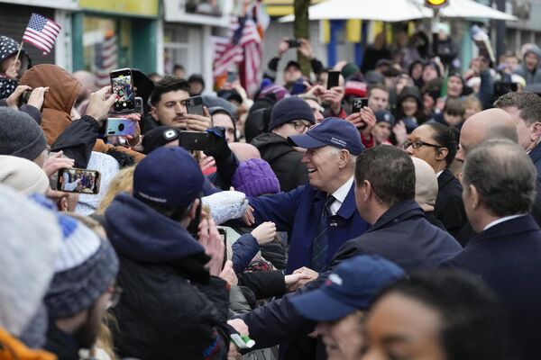 President Joe Biden greets people as he does a walkabout in Dundalk, Ireland. - Sputnik International