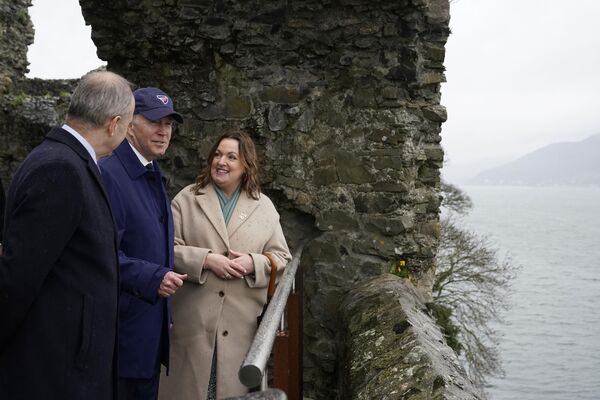 President Joe Biden speaks with Micheál Martin, Tánaiste of Ireland, left, and Yvonne Keenan-Ross, project manager for Carlingford Heritage Trust and Tourism, during a tour of Carlingford Castle in County Louth, Ireland. - Sputnik International