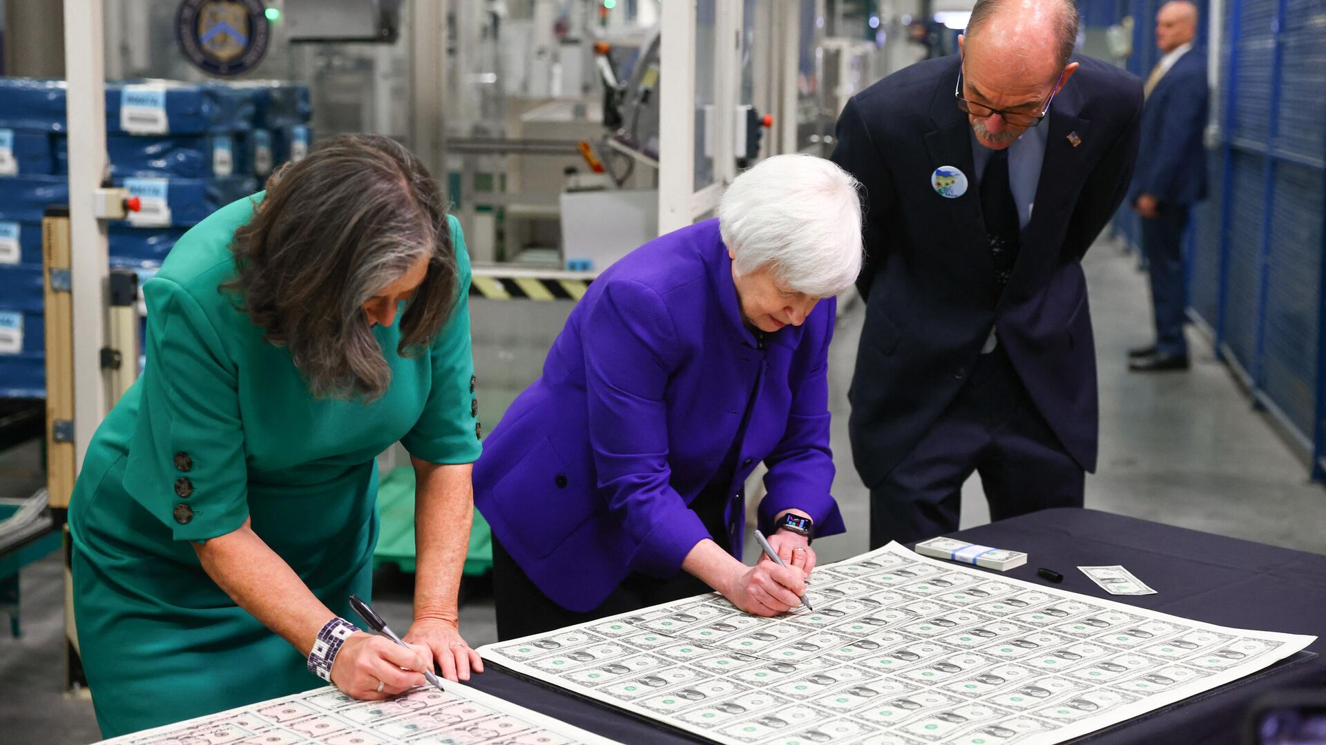 Bureau of Engraving and Printing Director Leonard Olijar (R) watches as US Treasury Secretary Janet Yellen (C) and Treasurer Marilynn Malerba sign one dollar bills at the Bureau of Engraving and Printing Western Currency Facility on December 8, 2022 in Fort Worth, Texas. - The US dollar will bear two women's signatures for the first time, belonging to Treasury Secretary Janet Yellen and Treasurer Lynn Malerba, officials said Thursday as they unveiled the banknotes.  - Sputnik International, 1920, 13.04.2023