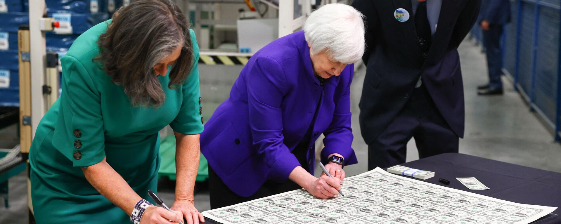 Bureau of Engraving and Printing Director Leonard Olijar (R) watches as US Treasury Secretary Janet Yellen (C) and Treasurer Marilynn Malerba sign one dollar bills at the Bureau of Engraving and Printing Western Currency Facility on December 8, 2022 in Fort Worth, Texas. - The US dollar will bear two women's signatures for the first time, belonging to Treasury Secretary Janet Yellen and Treasurer Lynn Malerba, officials said Thursday as they unveiled the banknotes.  - Sputnik International, 1920, 13.04.2023