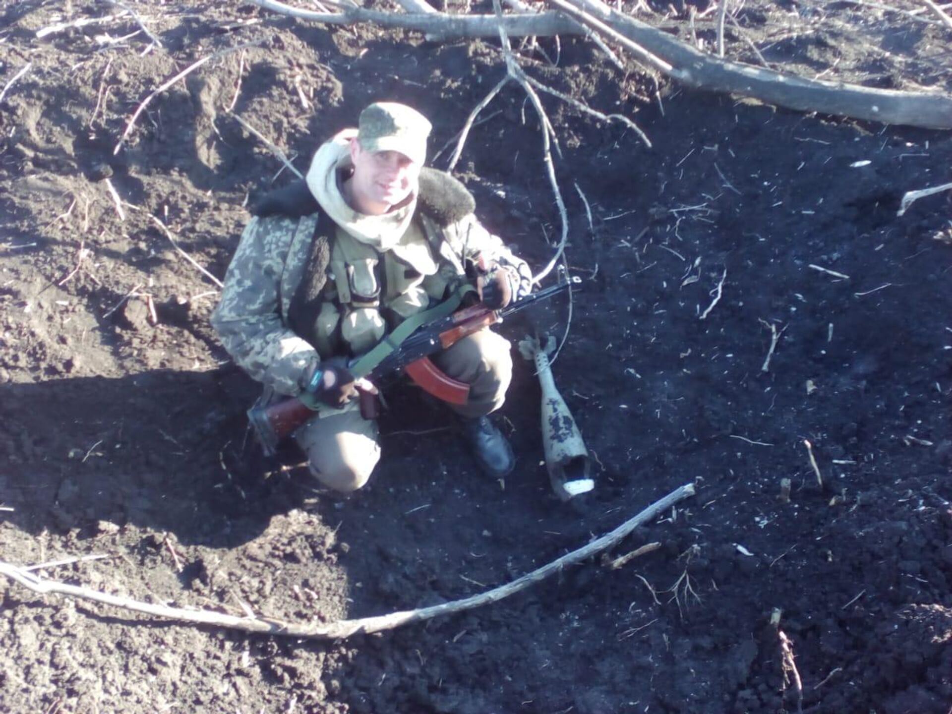 Fedor Romanov poses near a blast crater during the battle for the Donetsk Airport. 2014. - Sputnik International, 1920, 13.04.2023