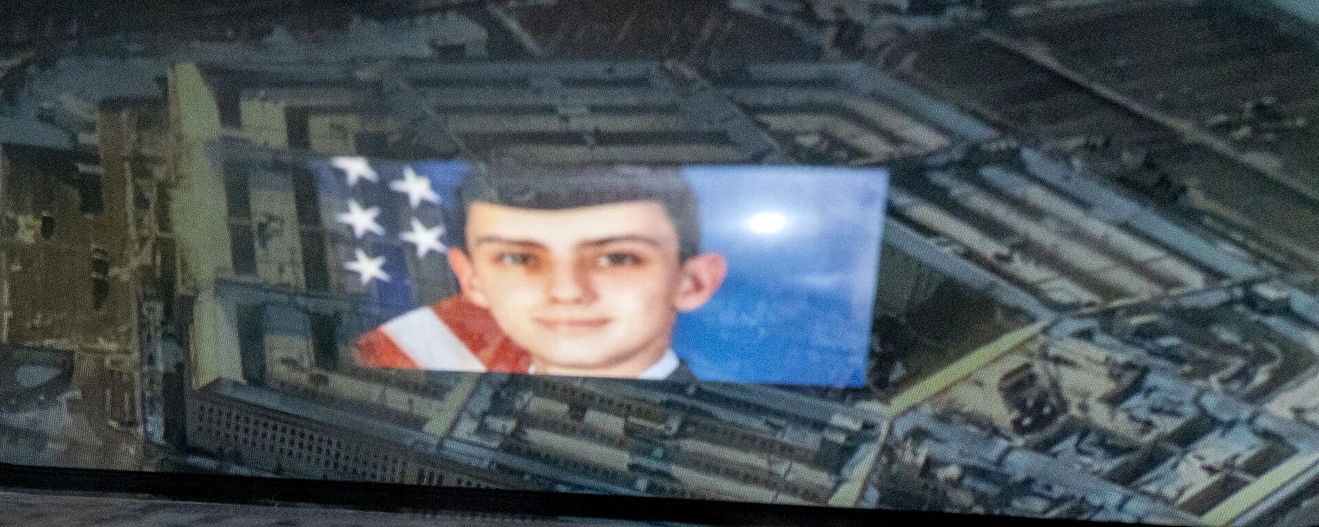 This photo illustration created on April 13, 2023, shows the suspect, national guardsman Jack Teixeira, reflected in an image of the Pentagon in Washington, DC. - Sputnik International, 1920, 21.04.2023