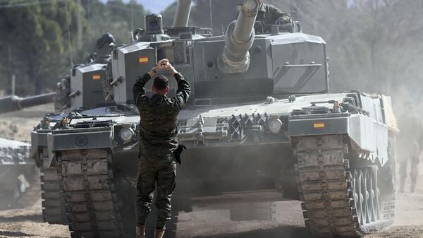 Ukrainian military personnel receive armoured manoeuvre training on German-made Leopard 2 battle tanks at the Spanish army's training centre of San Gregorio in Zaragoza on March 13, 2023 - Sputnik International