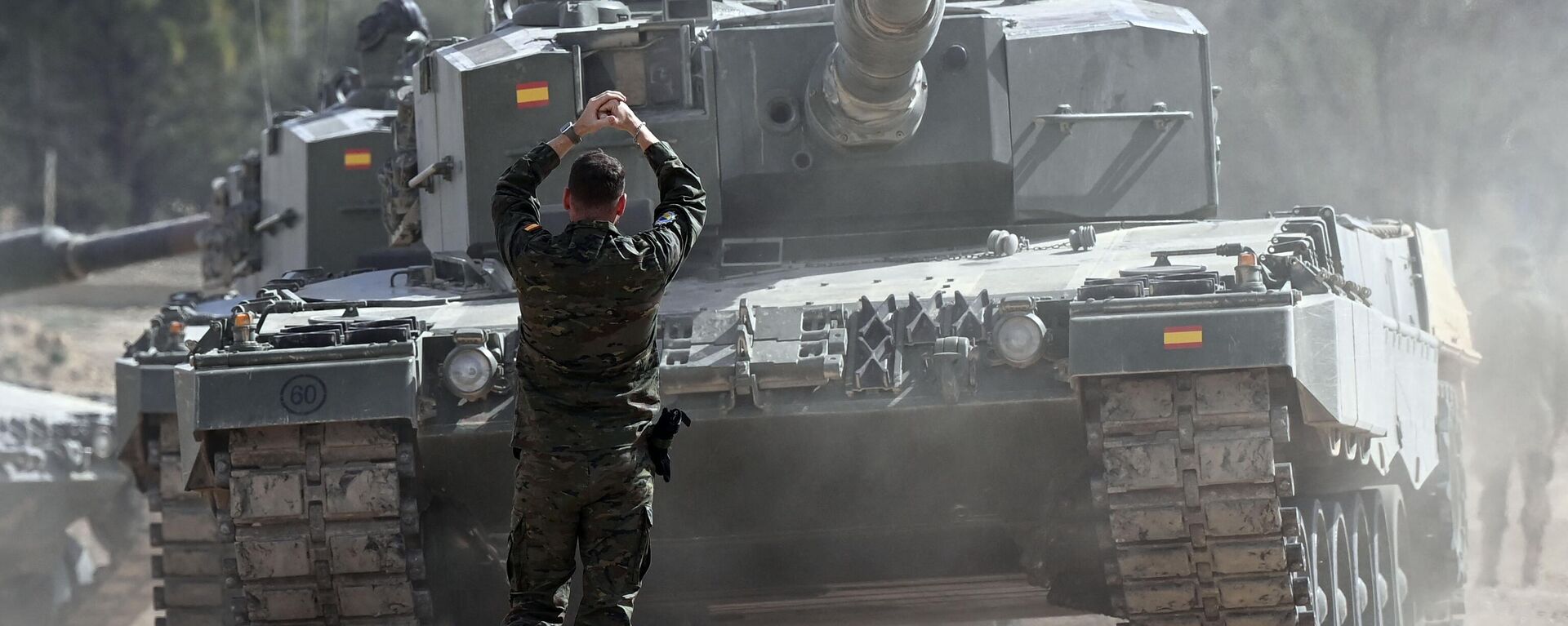 Ukrainian military personnel receive armoured manoeuvre training on German-made Leopard 2 battle tanks at the Spanish army's training centre of San Gregorio in Zaragoza on March 13, 2023 - Sputnik International, 1920, 13.05.2023