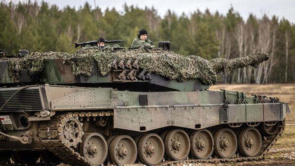 Polish and Ukrainian soldiers are seen on a Leopard 2 A4 tank during a training at the Swietoszow Military Base in Swietoszow, western Poland on February 13, 2023 - Sputnik International