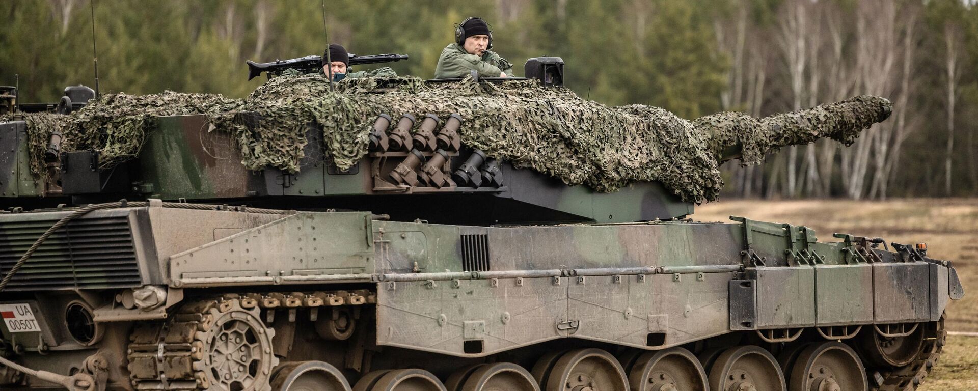 Polish and Ukrainian soldiers are seen on a Leopard 2 A4 tank during a training at the Swietoszow Military Base in Swietoszow, western Poland on February 13, 2023 - Sputnik International, 1920, 14.04.2023