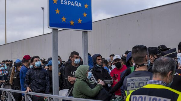 Moroccans, including many who have been in the Spanish enclave of Ceuta since before the border crisis, wait at the border to return voluntarily to their home country, - Sputnik International