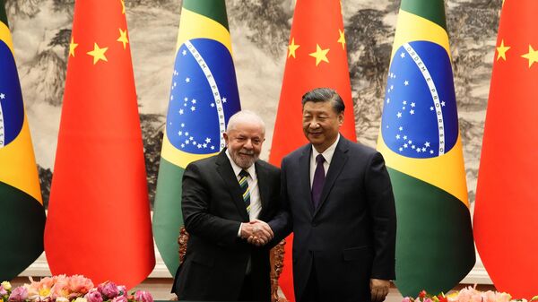 Chinese President Xi Jinping (R) and Brazil's President Luiz Inacio Lula da Silva shake hands after a signing ceremony at the Great Hall of the People in Beijing on April 14, 2023 - Sputnik International