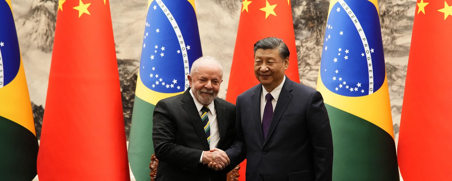Chinese President Xi Jinping (R) and Brazil's President Luiz Inacio Lula da Silva shake hands after a signing ceremony at the Great Hall of the People in Beijing on April 14, 2023 - Sputnik International, 1920, 14.04.2023