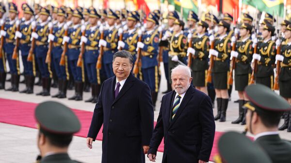 Chinese President Xi Jinping (L) and Brazil's President Luiz Inacio Lula da Silva attend a welcome ceremony at the Great Hall of the People in Beijing on April 14, 2023. - Sputnik International