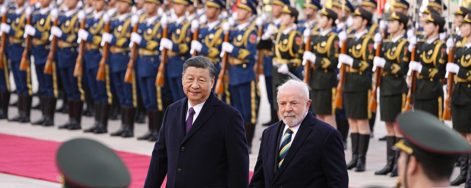 Chinese President Xi Jinping (L) and Brazil's President Luiz Inacio Lula da Silva attend a welcome ceremony at the Great Hall of the People in Beijing on April 14, 2023. - Sputnik International, 1920, 14.04.2023